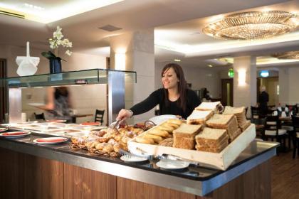 Academy Plaza Hotel - image 15