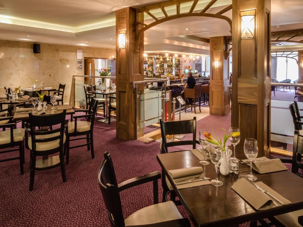 Academy Plaza Hotel - image 4