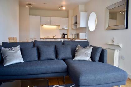 2 Bedroom Flat By The Canal - image 1