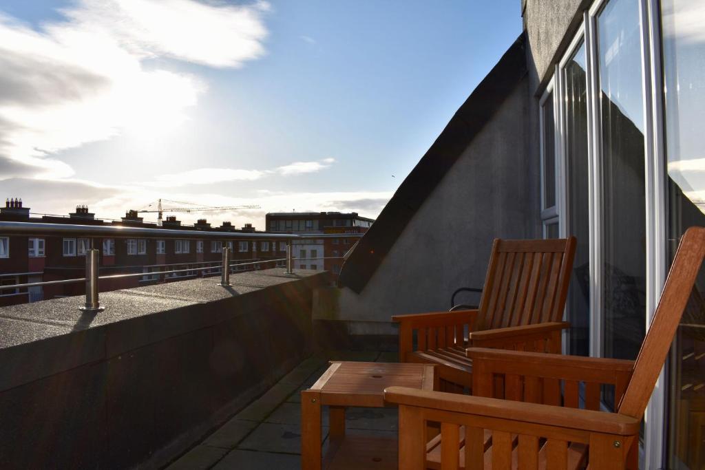 Spacious 2 Bedroom Apartment in Central Dublin - image 2