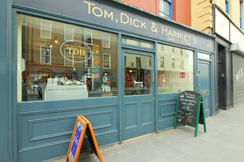 Tom Dick and Harriet's Cafe and Rooms - main image