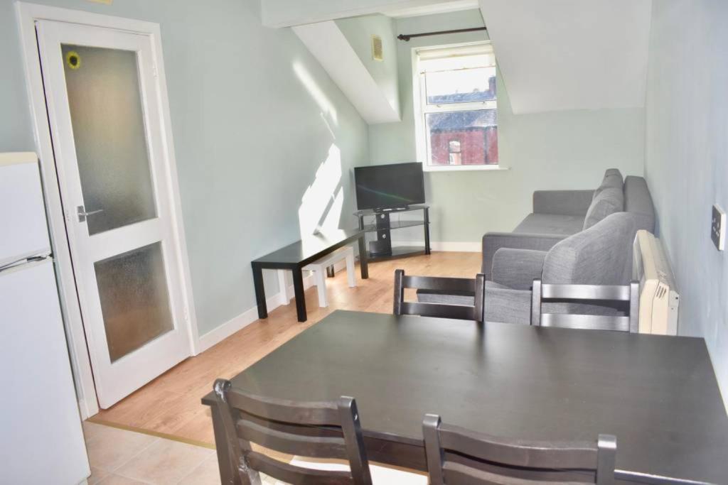 1 Bedroom Home in Dublin with Parking - image 3