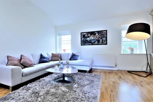 A Luxurious City Centre White Regency Townhouse with Terrace & Patio - main image