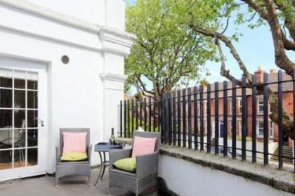 A Luxurious City Centre White Regency Townhouse with Terrace & Patio - image 10