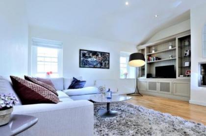 A Luxurious City Centre White Regency Townhouse with Terrace & Patio - image 13