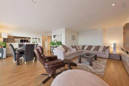 Stylish 3-Bed Penthouse in Silicon Docks - image 16