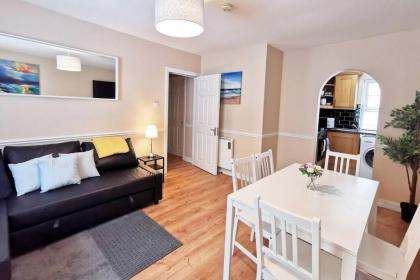 Spacious 2bed apartment city centre - image 16