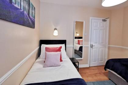 Spacious 2bed apartment city centre - image 18