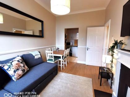 CENTRAL LOCATION 2 BED APT Fast WIFI & TV&KITCHEN