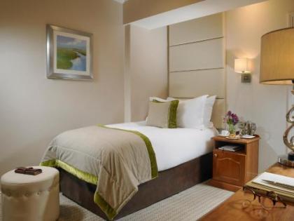 Buswells Hotel - image 2