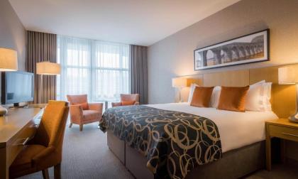 Clayton Hotel Cardiff Lane - image 2