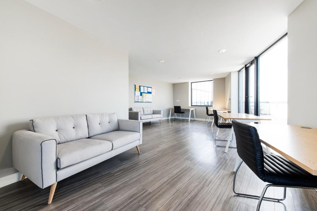 Broadstone Hall - Student Accommodation - image 2