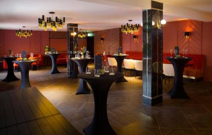 Iveagh Garden Hotel - image 10