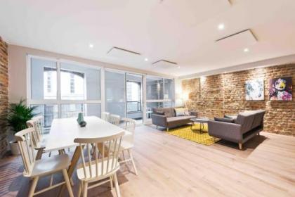Temple Bar Crown Square Apartments - image 1