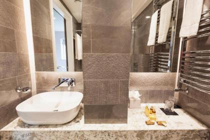 Clarendon Suites - image 9