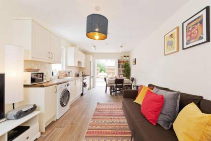 2 Bedroom Riverside Apartment Accommodates 6 - image 1