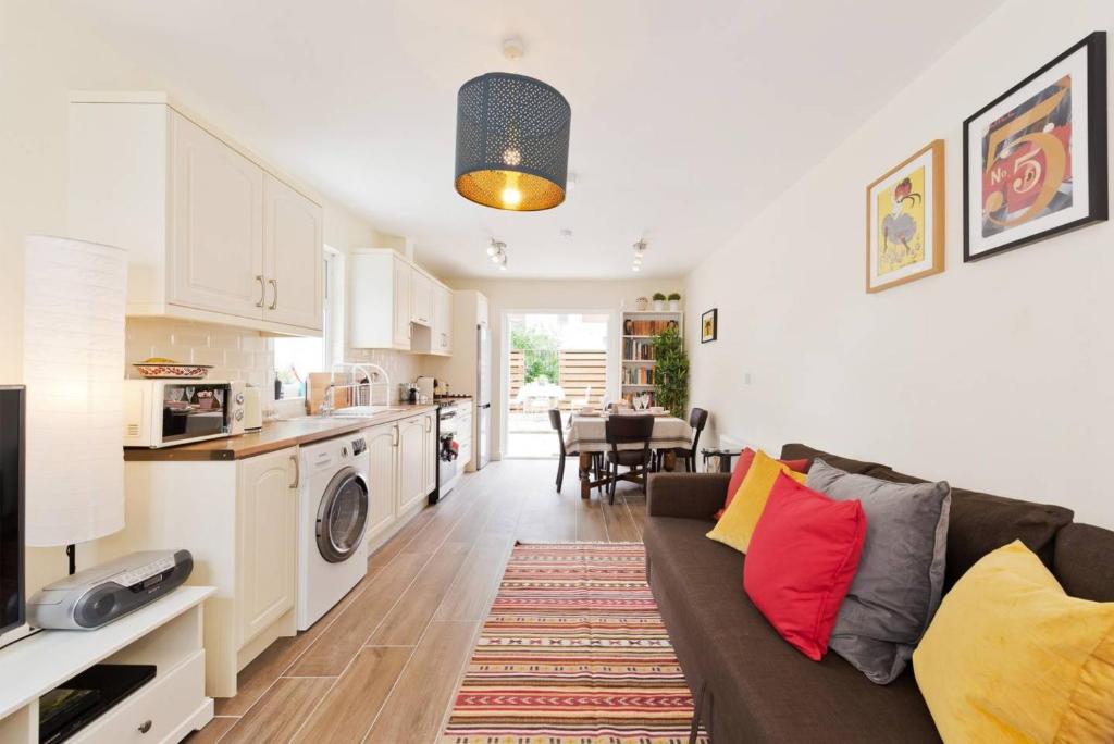 2 Bedroom Riverside Apartment Accommodates 6 - main image
