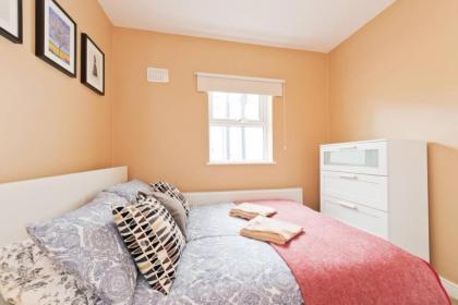 2 Bedroom Riverside Apartment Accommodates 6 - image 10