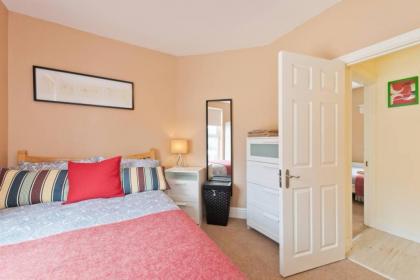 2 Bedroom Riverside Apartment Accommodates 6 - image 11