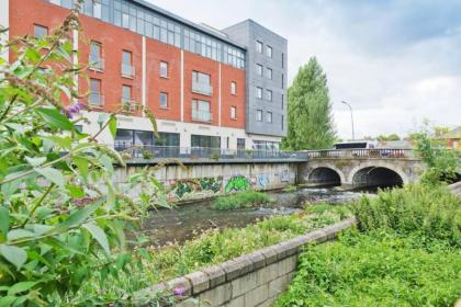 2 Bedroom Riverside Apartment Accommodates 6 - image 12