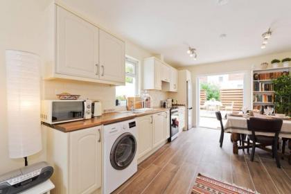 2 Bedroom Riverside Apartment Accommodates 6 - image 13