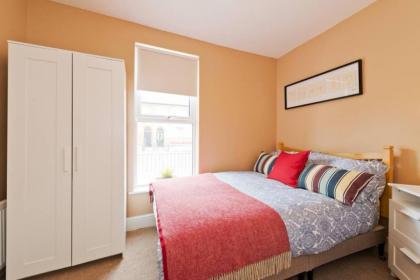 2 Bedroom Riverside Apartment Accommodates 6 - image 14