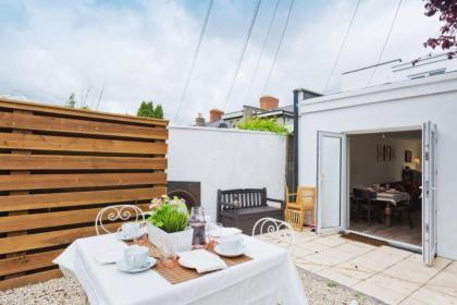 2 Bedroom Riverside Apartment Accommodates 6 - image 15