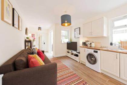 2 Bedroom Riverside Apartment Accommodates 6 - image 19