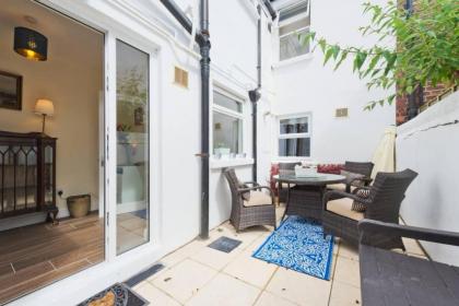 2 Bedroom Riverside Apartment Accommodates 6 - image 2