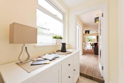 2 Bedroom Riverside Apartment Accommodates 6 - image 4