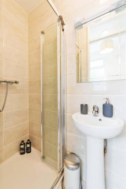 2 Bedroom Riverside Apartment Accommodates 6 - image 5