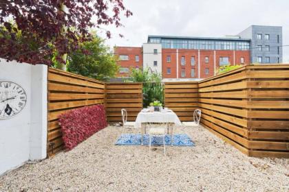2 Bedroom Riverside Apartment Accommodates 6 - image 8