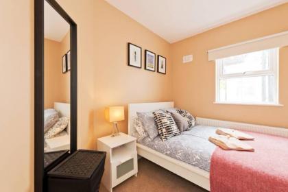 2 Bedroom Riverside Apartment Accommodates 6 - image 9