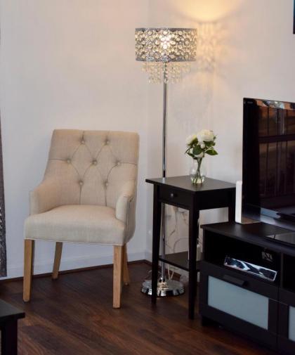 2 Bedroom Apartment near historical Christchurch - image 10