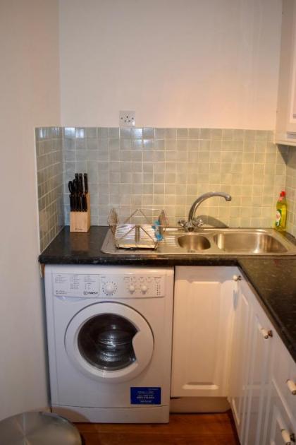 2 Bedroom Apartment near historical Christchurch - image 5