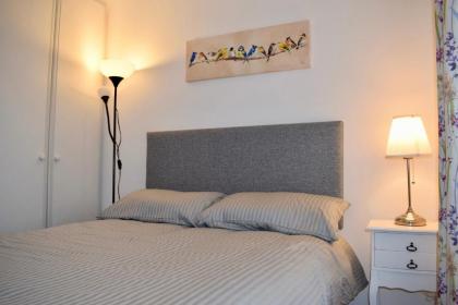2 Bedroom Apartment near historical Christchurch - image 6