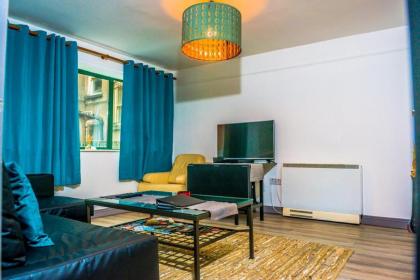 DOWNTOWN Apartment beside Trinity College - image 3