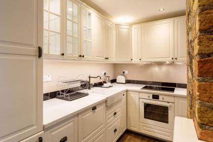 Molloys Apartments - image 10