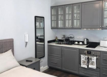 Molloys Apartments - image 4