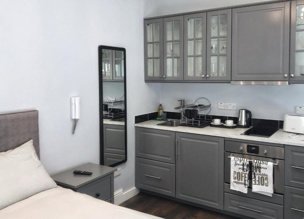 Molloys Apartments - image 4