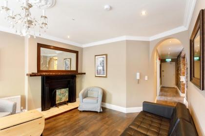 Molloys Apartments - image 6