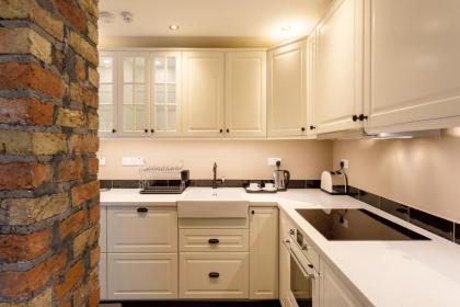 Molloys Apartments - image 9