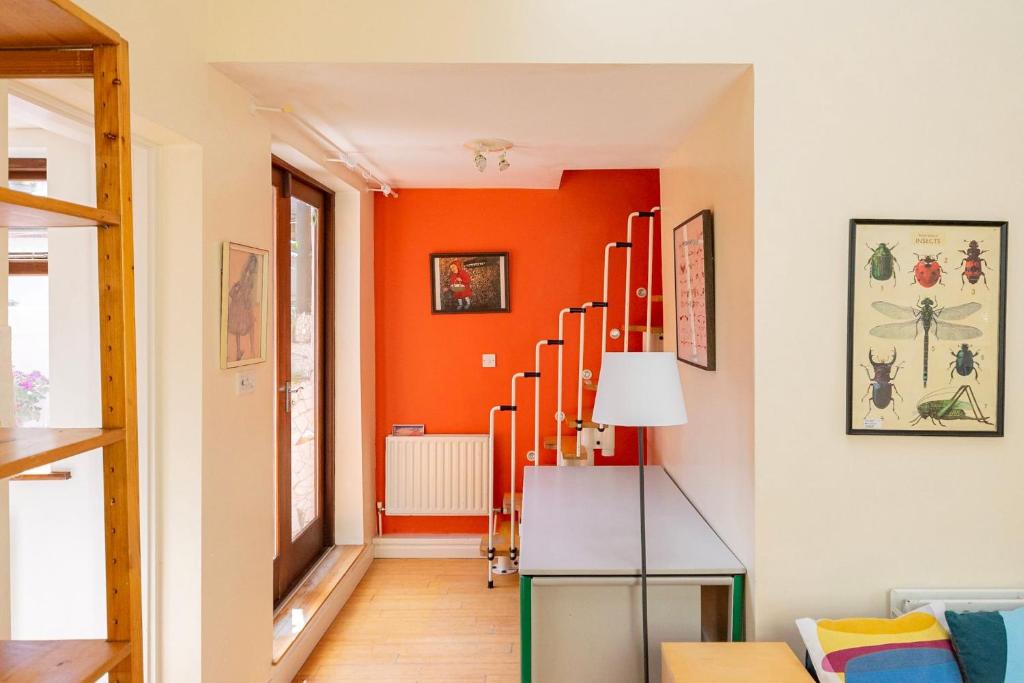 2 Bedroom City Cottage In Pheonix Park - image 5