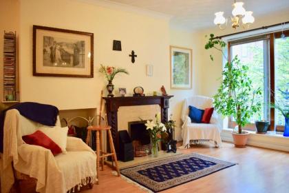 Airy 1 Bedroom Apartment in Central Dublin - image 1