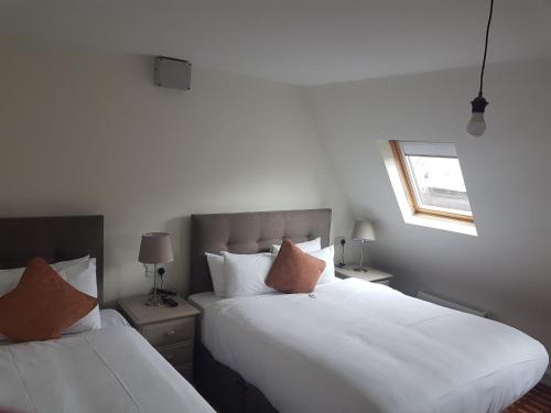 Tom Dick and Harriet's Accommodation - image 2