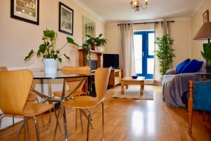 2 Bedroom Apartment Beside Merrion Square - image 2
