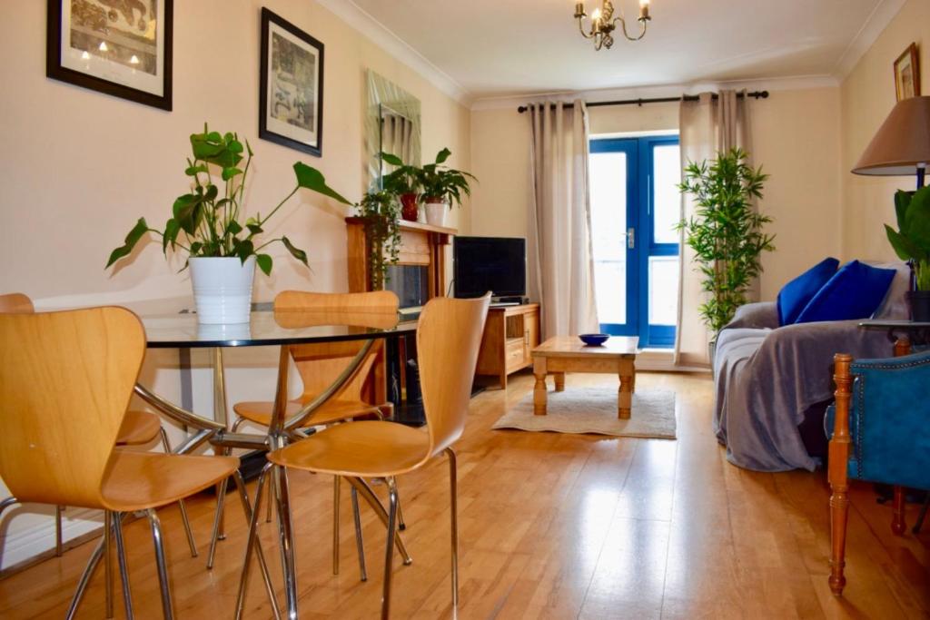 2 Bedroom Apartment Beside Merrion Square - image 2