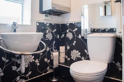 Rugby Lodge 3 Bedrooms Dublin - image 9