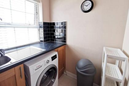 Spacious 2bed apartment city centre - image 15