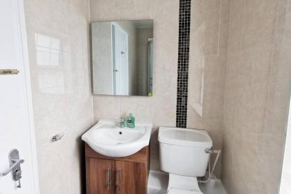Spacious 2bed apartment city centre - image 17